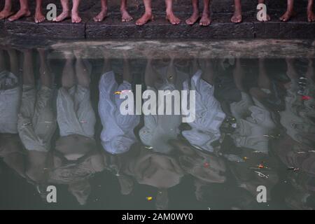 Kathmandu, Nepal. Decimo gen, 2020. Nepalese devoti indù che offre la preghiera rituale presso la banca di fiume Hanumante durante Madhav Narayan Festival o Swasthani Brata Katha festival a Bhaktapur, Nepal il Venerdì, 10 gennaio 2020. I devoti di andare in pellegrinaggio a vari templi, eseguire rituali religiosi, prendere un bagno santo nei fiumi e veloci per un mese, soprattutto fra le donne che credono che il digiuno aiuta nella loro famiglia e benessere o nel far loro un buon marito. (Foto di Subash Shrestha che/Pacific Stampa) Credito: Pacific Press Agency/Alamy Live News Foto Stock