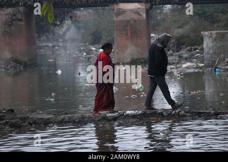 Kathmandu, Nepal. Decimo gen, 2020. Nepalese devoto indù passeggiate per offrire la preghiera rituale durante Madhav Narayan Festival o Swasthani Brata Katha festival a Bhaktapur, Nepal il Venerdì, 10 gennaio 2020. I devoti di andare in pellegrinaggio a vari templi, eseguire rituali religiosi, prendere un bagno santo nei fiumi e veloci per un mese, soprattutto fra le donne che credono che il digiuno aiuta nella loro famiglia e benessere o nel far loro un buon marito. (Foto di Subash Shrestha che/Pacific Stampa) Credito: Pacific Press Agency/Alamy Live News Foto Stock