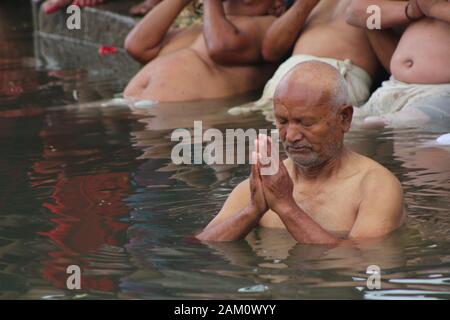 Kathmandu, Nepal. Decimo gen, 2020. Nepalese devoti indù che offre la preghiera rituale nel fiume Hanumante durante Madhav Narayan Festival o Swasthani Brata Katha festival a Bhaktapur, Nepal il Venerdì, 10 gennaio 2020. I devoti di andare in pellegrinaggio a vari templi, eseguire rituali religiosi, prendere un bagno santo nei fiumi e veloci per un mese, soprattutto fra le donne che credono che il digiuno aiuta nella loro famiglia e benessere o nel far loro un buon marito. (Foto di Subash Shrestha che/Pacific Stampa) Credito: Pacific Press Agency/Alamy Live News Foto Stock