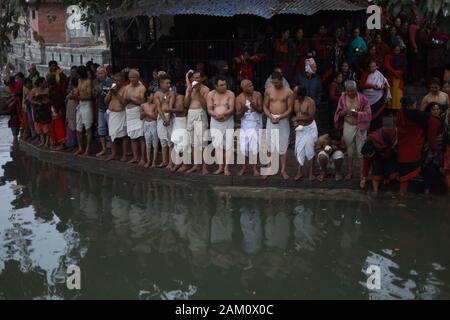 Kathmandu, Nepal. Decimo gen, 2020. Nepalese devoti indù che offre la preghiera rituale presso la banca di fiume Hanumante durante Madhav Narayan Festival o Swasthani Brata Katha festival a Bhaktapur, Nepal il Venerdì, 10 gennaio 2020. I devoti di andare in pellegrinaggio a vari templi, eseguire rituali religiosi, prendere un bagno santo nei fiumi e veloci per un mese, soprattutto fra le donne che credono che il digiuno aiuta nella loro famiglia e benessere o nel far loro un buon marito. (Foto di Subash Shrestha che/Pacific Stampa) Credito: Pacific Press Agency/Alamy Live News Foto Stock