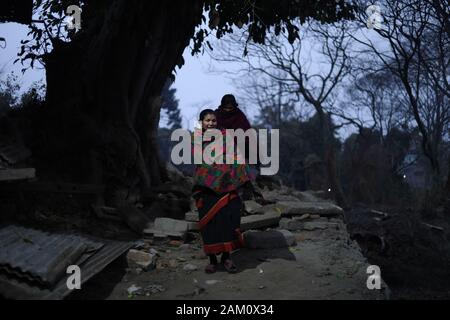 Kathmandu, Nepal. Decimo gen, 2020. Nepalese devoto indù passeggiate per offrire la preghiera rituale durante Madhav Narayan Festival o Swasthani Brata Katha festival a Bhaktapur, Nepal il Venerdì, 10 gennaio 2020. I devoti di andare in pellegrinaggio a vari templi, eseguire rituali religiosi, prendere un bagno santo nei fiumi e veloci per un mese, soprattutto fra le donne che credono che il digiuno aiuta nella loro famiglia e benessere o nel far loro un buon marito. (Foto di Subash Shrestha che/Pacific Stampa) Credito: Pacific Press Agency/Alamy Live News Foto Stock