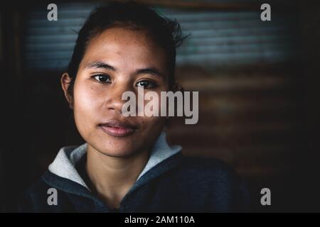 Sangkat Krabei Riel, Provincia di Siem Reap, Cambogia - 4 Aprile 2013: Giovane donna cambogiana in ponticello in un negozio di provincia nel mercato, Provincia di Siem Reap Foto Stock