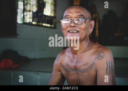 Sangkat Krabei Riel, Provincia di Siem Reap, Cambogia - 4 Aprile 2013: Monaco buddista cambogiano con tatuaggi al tempio di Krabi Wat Riel Pagoda Foto Stock