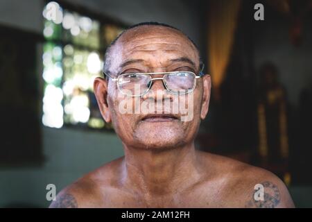 Sangkat Krabei Riel, Provincia di Siem Reap, Cambogia - 4 Aprile 2013: Monaco buddista cambogiano con occhiali al tempio Wat Krabi Riel Pagoda Foto Stock