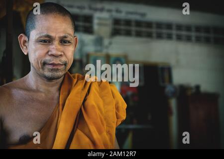 Sangkat Krabei Riel, Provincia di Siem Reap, Cambogia - 4 Aprile 2013: Monaco buddista cambogiano con tela arancione al tempio di Krabi Wat Riel Pagoda Foto Stock