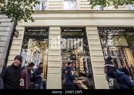 Praga - CECHIA - 1 NOVEMBRE 2019: Persone che passano davanti a un logo Burberry nella loro boutique per Praga. Burberry è una moda britannica di lusso Foto Stock