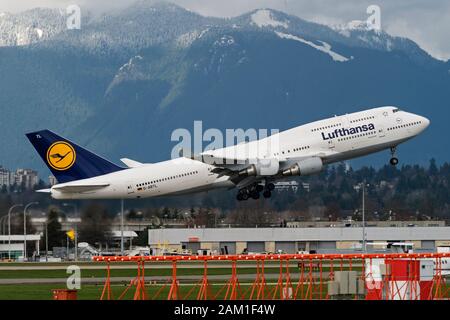 Lufthansa Plane Boeing 747 (747-400) il jetliner a fusoliera larga parte dall'Aeroporto Internazionale di Vancouver Foto Stock