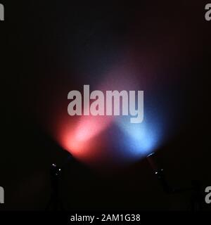 Luce incrociata di due lampade in rosso e blu Foto Stock