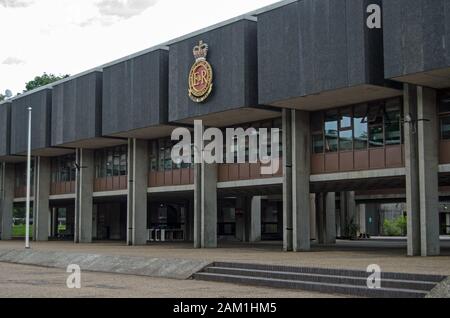 Sandhurst, Berkshire, Regno Unito - 16 giugno 2019: L'esterno del brutale Victory Building costruito nel 1970 presso la Royal Military Academy di Sandhurst, B. Foto Stock