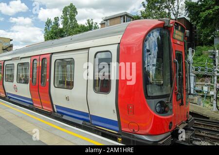 Londra, Regno Unito - 22 giugno 2019: Taxi dell'autista di un treno della District Line sulla metropolitana di Londra. Soleggiato pomeriggio estivo alla stazione di Ealing Broadway, West Foto Stock