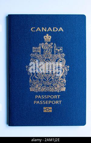 Copertina del passaporto canadese su sfondo bianco Foto Stock