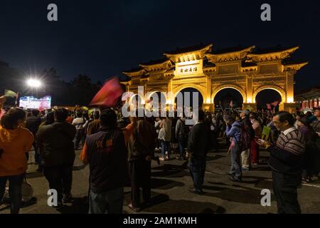 I residenti di Taipei Taiwan vista Presidente Tsai Ing-wen's Ketagalan Boulevard rielezione rally su gen. 10, 2020, vigilia di Taiwan l'2020 elezioni presidenziali su un grande schermo a Liberty Plaza, vicino alla sala principale. Taipei, Taiwan, 10 Gennaio 2020 da Perry Svensson Foto Stock