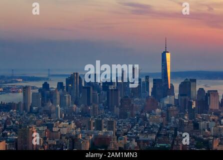 New York , USA - 31 maggio 2016: Vista del tramonto lungo la 5th Avenue del centro di New York, skyline di Lower Manhattan con l'unico grattacielo del World Trade Center Foto Stock