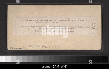 Il settimo reggimento in attesa la terminazione del colloquio tra l'Ambasciata e comunali e le autorità statali, 18 Giugno 1860 include viste da C. Bierstadt, Anthony, William Rau e altri fotografi ed editori. Una vista dell'Ambasciata Giapponese visita ha una vista del cane in un cortile interno con servizio di lavanderia e un recinto in background sul tergo che viene incluso nel conteggio di cui sopra. Robert Dennis raccolta di vista stereoscopica. Titolo ideato da cataloger. Viste di parate e celebrazioni in New York City: sfilata per il cavo Atlantico Giubileo, Sett. 1, 1858; ambasciata giapponese in N Foto Stock
