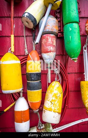 Galleggianti laterali di dimensioni diverse per un sicuro e morbido ormeggio di barche yacht e scooner di pesca per evitare danni alle navi in e ormeggi sono decativel Foto Stock