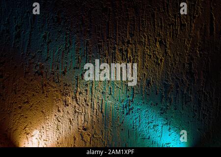 Sullo sfondo testurale dell'intersezione di raggi di rosa e blu Foto Stock