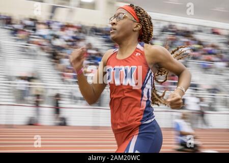 10 gennaio 2020: Jazmin Igbineweka di Pearland via Xpress compete in ragazze 400-metro dash eliminatorie di finitura con un tempo di 1:03.20 fondo nel Texas A&M Liceo Classico al coperto al McFerrin centro atletico di Gilliam Indoor Stadium di College Station, Texas. Prentice C. James/CSM Foto Stock