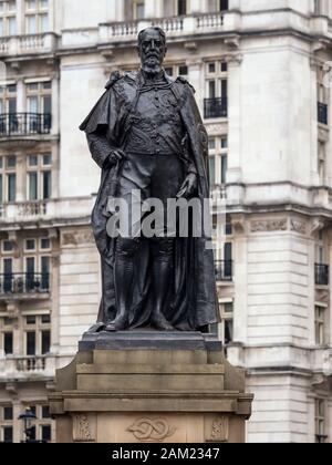 LONDRA, Regno Unito - 06 APRILE 2019: Statua dello statista britannico Spencer Compton Cavendish, 8th Duca del Devonshire su Horse Guards Foto Stock