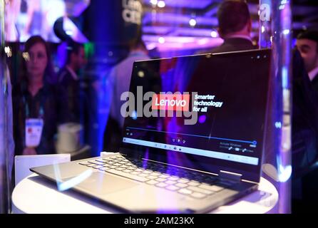 Las Vegas. Gen 8, 2020. Foto scattata a Gennaio 8, 2020 mostra il 5G personal computer (PC) lanciato da Lenovo durante il 2020 Consumer Electronics Show (CES) di Las Vegas, Stati Uniti. Credito: Wu Xiaoling/Xinhua/Alamy Live News Foto Stock