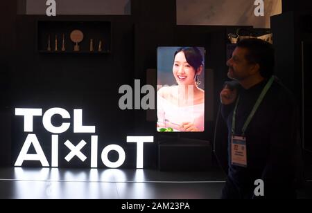 Las Vegas, Stati Uniti d'America. Il 7 gennaio, 2020. Un uomo visite di TCL stand 2020 Consumer Electronics Show (CES) di Las Vegas, Stati Uniti, 7 gennaio 2020. Credito: Wu Xiaoling/Xinhua/Alamy Live News Foto Stock