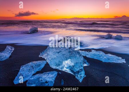 Incredibili pezzi dell'iceberg sulla famosa Diamond Beach nella laguna di Jokulsarlon all'alba Foto Stock