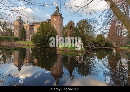 Willich - Vista Del Castello Di Neersen Al Tramonto , Renania Settentrionale-Vestfalia, Germania, Willich, 24.12.2018 Foto Stock