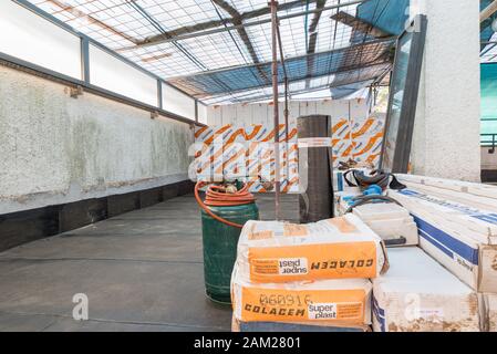 Riparazione a domicilio. Impermeabilizzazione e isolamento termico di una terrazza – tetto Foto Stock