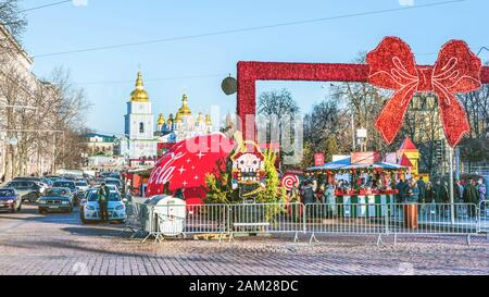 Kiev, Ucraina - 3 gennaio 2020: Un frammento del mercato di Natale intorno all'albero di Capodanno in Piazza Sofia. Sullo sfondo c'è la Chiesa di San Michele Foto Stock