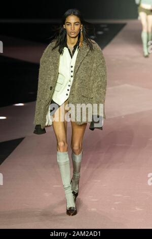 Milano, Italia. Decimo gen, 2020. DSQUARED2 Autunno/Inverno 2020/2021 pista durante la Fashion Week di Milano gli uomini Contatti Gennaio 2020 - Milano, Italia 10/01/2020 | Utilizzo di credito in tutto il mondo: dpa/Alamy Live News Foto Stock