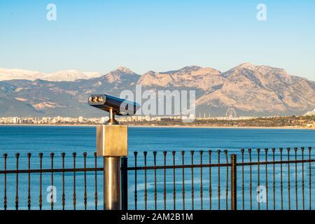 Osservazione fissa binocolo all'alba in una soleggiata giornata invernale ad Antalya in Turchia Foto Stock