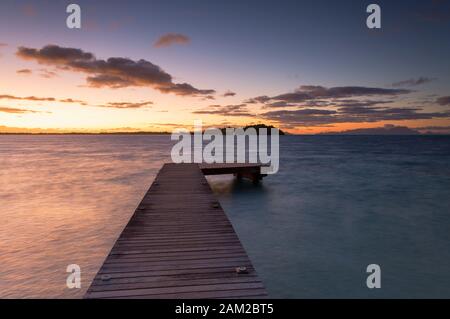 Jetty e Sofitel isola privata all'alba, Bora Bora, Isole della Società, Polinesia Francese Foto Stock