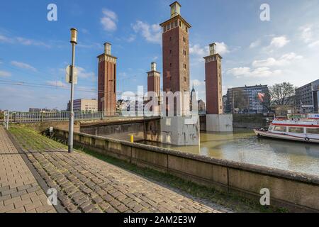 Duisburg - Vista del Ponte Schwanentor e della Torre del Municipio, Renania Settentrionale-Vestfalia, Germania, Duisburg, 14.01.2018 Foto Stock