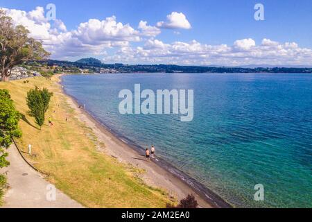 Taupo, Isola Del Nord, Nuova Zelanda - Dicembre 21st 2016: Splendida Vista Sul Lago Taupo. Taupo è un famoso luogo turistico con molte cose da fare Foto Stock