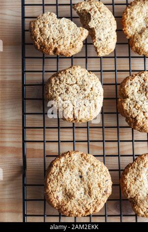 Biscotti di farina d'avena fatti in casa Glutenfree sul rack di raffreddamento. Messa a fuoco selettiva. Foto Stock