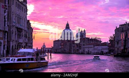 Splendida vista sul Canal Grande e sulla Basilica di Santa Maria Della Salute Foto Stock