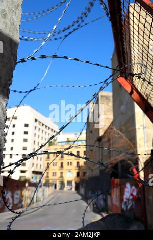 Editoriale di Beirut, Libano-12.24.2019: libanese proteste - il governo blocca l'accesso a Beirut per impedire che i manifestanti di raggiungere Nijmeh square. Foto Stock