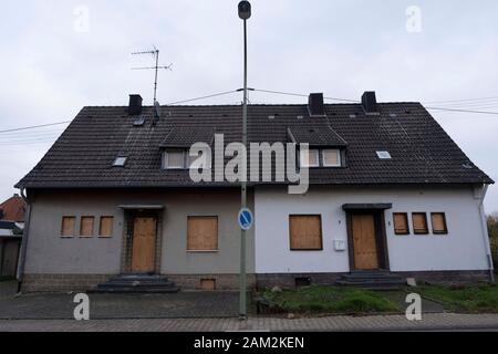 Saliti su case terrazza in città abbandonata per l'estrazione del carbone, Morschenich, Germania Foto Stock