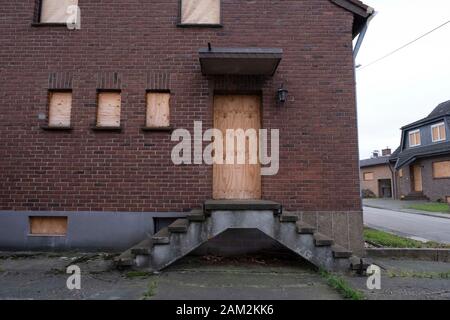 Salì all'ingresso della casa in città per l'estrazione del carbone, Morschenich, Germania Foto Stock