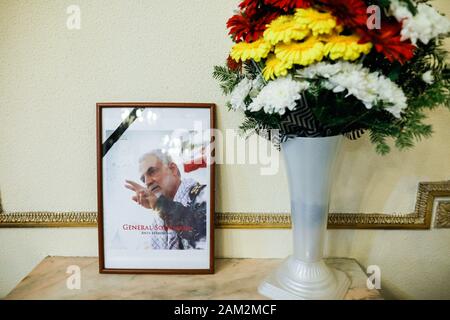 Bucarest, Romania - 10 gennaio 2020: Immagine che mostra il generale iraniano Qassim Soleimani e fiori all'ambasciata iraniana a Bucarest. Foto Stock