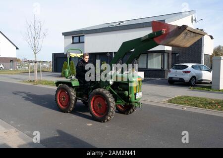 Operaio edile su digger in città in costruzione per i residenti, Borschemnich Neu, Germania Foto Stock