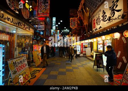 Osaka, Giappone - 15 dicembre 2019 : la famosa via dello shopping di Shinsekai nella città di Osaka, questa è la destinazione di viaggio del quartiere di Shinsekai, Osaka ci Foto Stock