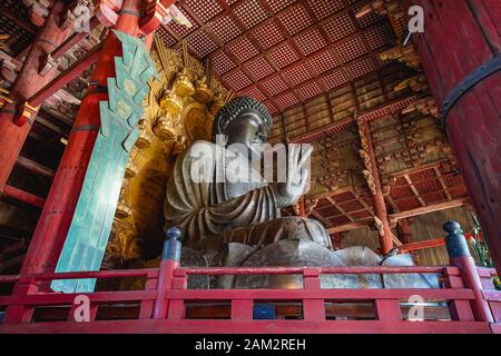 Nara, Giappone - 16 dicembre 2019 : la grande statua del Buddha incastonata nella cappella principale del tempio Todaiji, questa è la più famosa destinazione di viaggio di Foto Stock