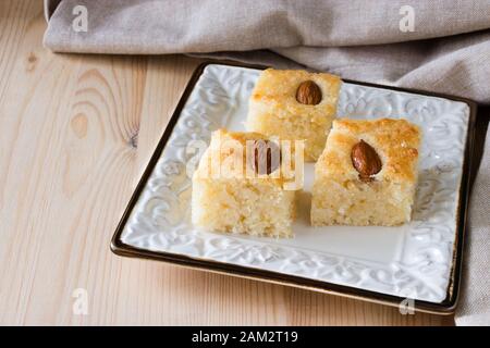 Basbousa (namoora) tradizionale torta di semola araba con mandorle e sciroppo Foto Stock