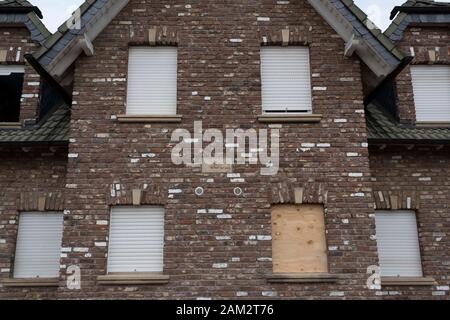 Finestre con copertura sulla facciata di una casa in mattoni in una città abbandonata di estrazione del carbone, Mannheim, Germania Foto Stock