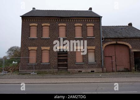 Grande casa d'epoca in mattoni rossi in città abbandonata per l'estrazione del carbone, Mannheim, Germania Foto Stock