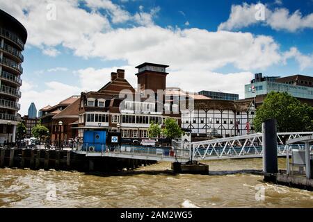 River Thames London Regno Unito con Shakespear's Globe Theatre e Swan Pub Foto Stock