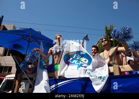 Fiera Pride Parade con partecipanti, Vancouver Pride Festival 2014, Vancouver, Canada Foto Stock