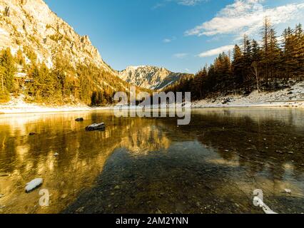 Tranquilla vista sulle montagne con il famoso lago verde in Austria Stiria. Destinazione turistica lago Gruner Vedere in inverno. Foto Stock