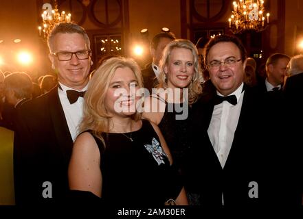 Monaco di Baviera, Germania. Decimo gen, 2020. Melanie Huml (CSU), il ministro di Stato per la salute e l' assistenza infermieristica e suo marito Markus (l-r) e Hans-Peter Friedrich; politico (CSU) e sua moglie Diana mostra fino al ricevimento di Capodanno nel Kaisersaal della Residenz. Credito: Felix Hörhager/dpa/Alamy Live News Foto Stock