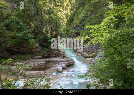 Colore blu flusso di acqua tra le rocce in una gola nelle Alpi, Europa Foto Stock